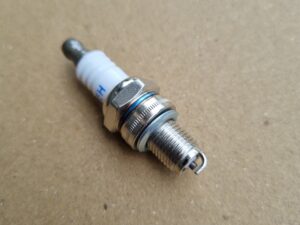 Bugi máy cắt cỏ honda